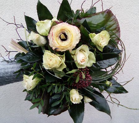 weisse Rosen in Begleitung