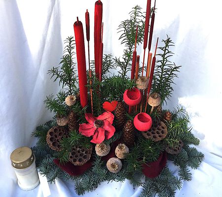 Waldcharakter Gedenk Gesteck mit Hauch in rot