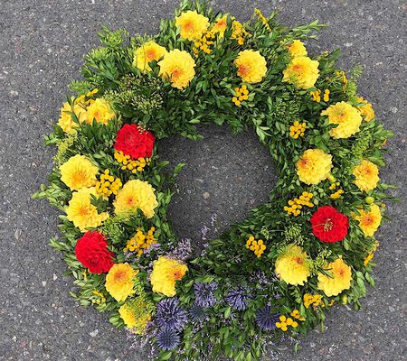 Urnen Kranz für blaue Urne Seebstattung Dahlien August