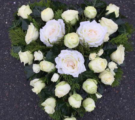 Herz mit weißen Rosen