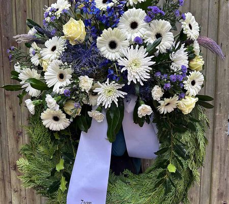 Kranz weiss mit Blautupfern- März