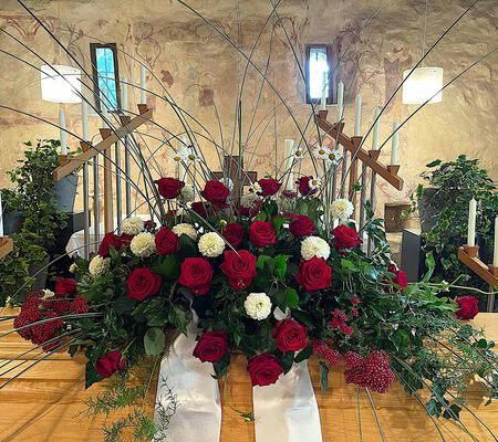 Sargschmuck-Lieblingsfarbe rot im Juli