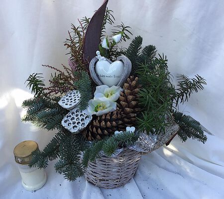 Waldcharakter Gedenk Gesteck für den herzigen Engel