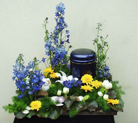 Urnen Landschaft am Meer blau gelb - März