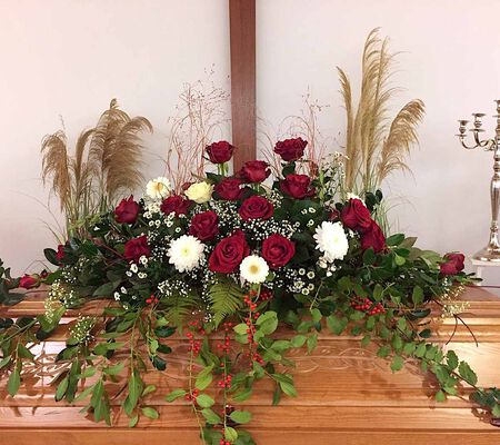 Sarggesteck rote Rosen mit etwas weiss im Dezember