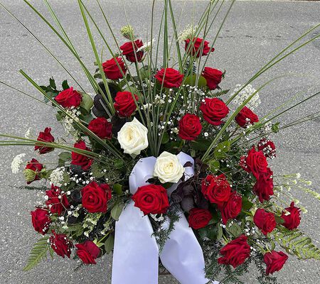 Gesteck rote Rosen mit weissen Akzenten