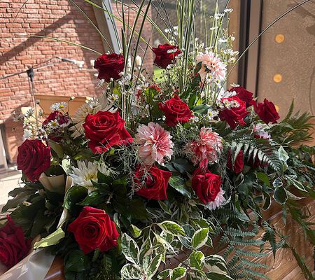 Rote. Rosen m. sommerflorweiss- August