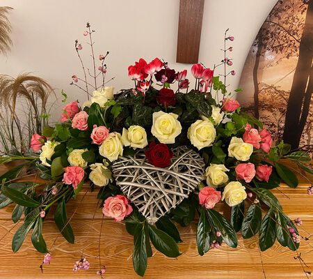 Sarggesteck Alpenveilchen- und Rosen Liebe- Dez