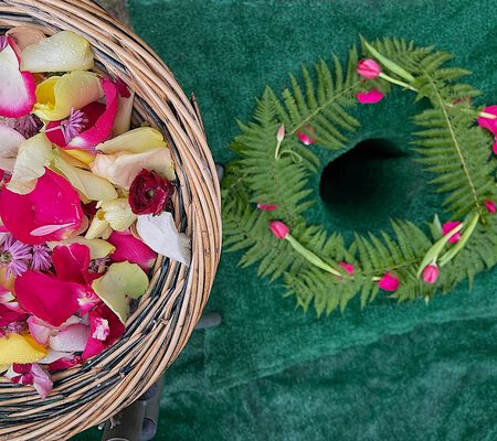Urnengrab Deko und Nachwerfblumen