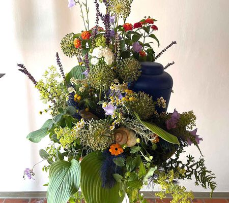 blaue Urne in der Sommerlandschaft