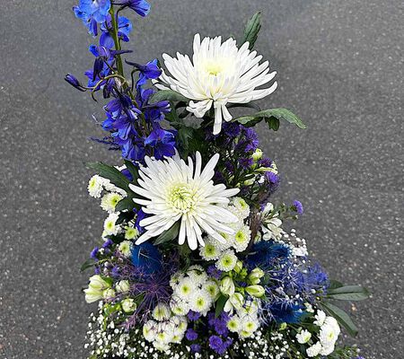 Gesteck weiss-blau- neben Bild-Altar-März